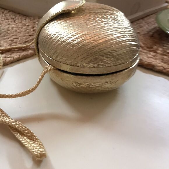 CARLO FELLINI GOLD METALLIC CLAM VINTAGE FORMAL PURSE LIKE NEW WEDDING PROM - Picture 3 of 6